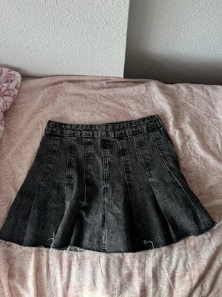 Falda vaquera negra desgastada