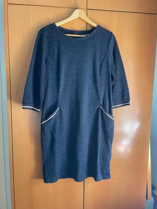 Vestido azul con detalles dorados