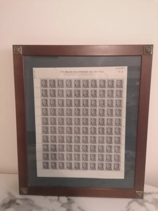 Cuadro con Pliego 100 Sellos de 1,35 Ptas Franco