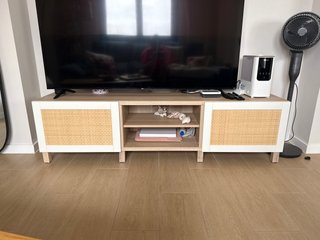 Mueble TV IKEA con puertas de ratán