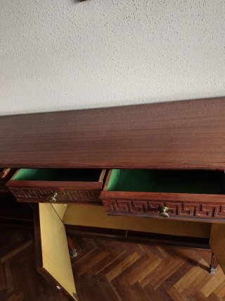 Mueble de salón clásico madera oscura