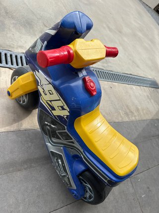 Moto correpasillos infantil azul y amarilla Molto