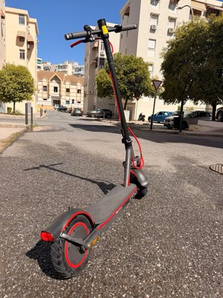Patinete Eléctrico negro y Rojo