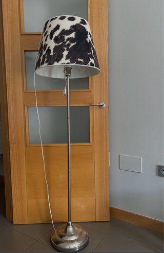 Lámpara de pie con pantalla estampado cebra