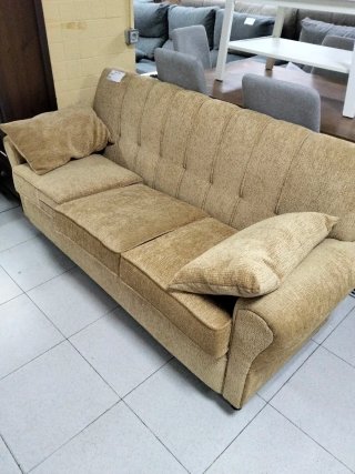 Sofá de tela beige y gris