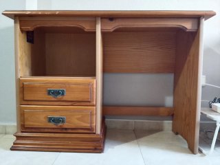 Escritorio de madera con cajones.