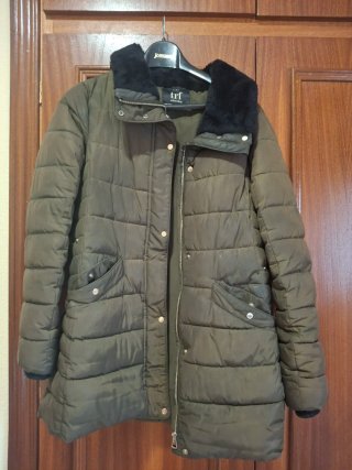 Abrigo TRF verde militar con capucha.