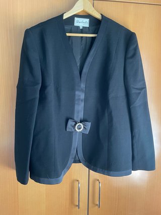 Gloria Estelles Chaqueta Negra con Lazo
