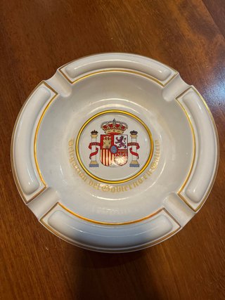 Cenicero porcelana vintage escudo de España dorado