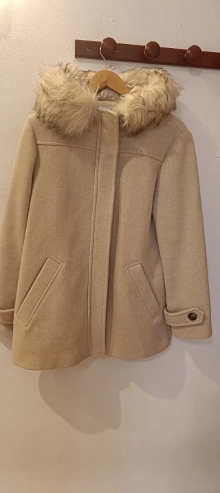Abrigo Stradivarius Beige con Capucha