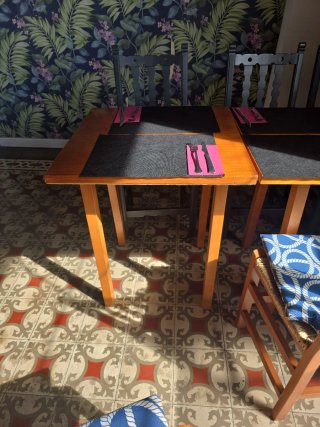 Conjunto de Mesa y  Sillas de Madera