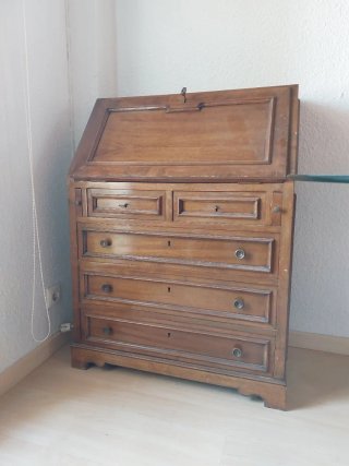 Escritorio antiguo de madera con llaves