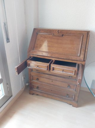 Escritorio antiguo de madera con llaves