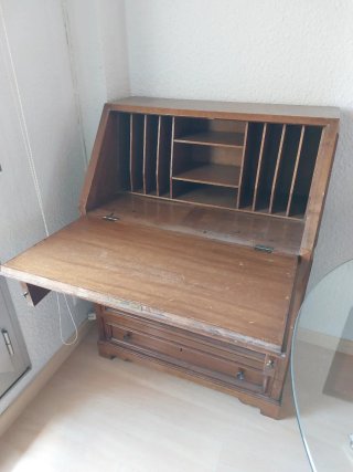 Escritorio antiguo de madera con llaves