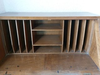 Escritorio antiguo de madera con llaves