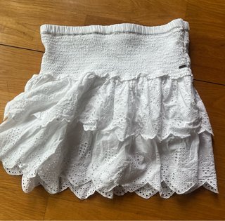 Falda blanca volantes bordada
