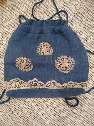 Mochila Artesanal con Encaje de Camariñas