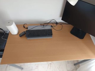 Silla de oficina giratoria negra, mesa de trabajo