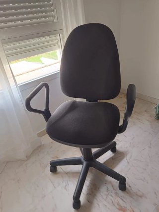 Silla de oficina giratoria negra, mesa de trabajo