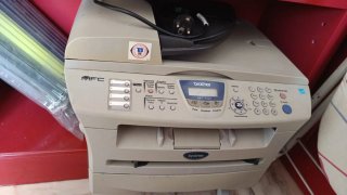 Silla de oficina giratoria negra, mesa de trabajo