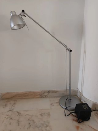 Silla de oficina giratoria negra, mesa de trabajo
