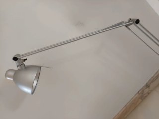 Silla de oficina giratoria negra, mesa de trabajo