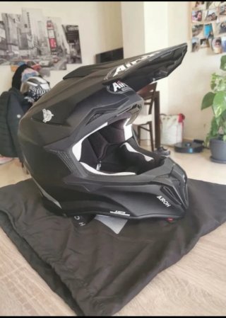 Casco de Enduro Airoh Negro