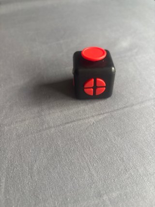 Juguete Antiestrés Cubo Rojo y Negro