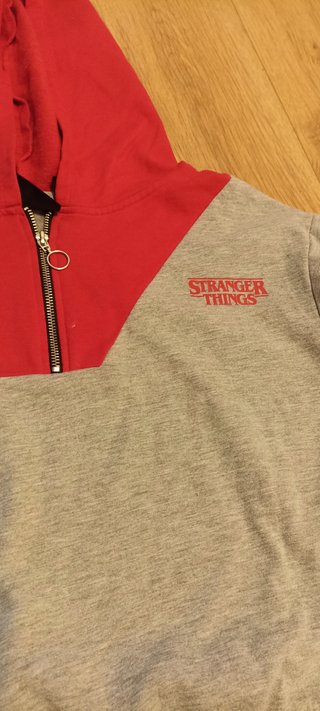 Sudadera Stranger Things juvenil gris y roja