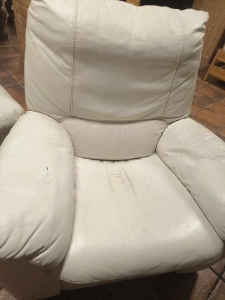 Sillón de cuero blanco acolchado