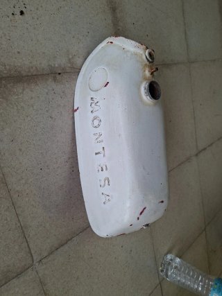 Depósito Montesa, era rojo y se pintó de blanco