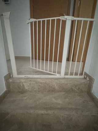 Barrera seguridad metálica blanca