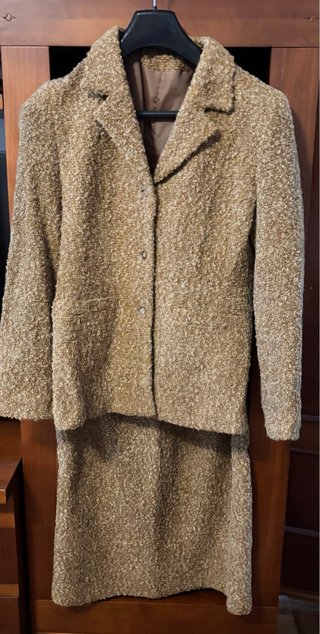 Bonito traje de chaqueta con falda texturizado.