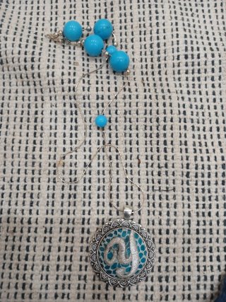 Colgantes y pulseras, con encaje de camariñas
