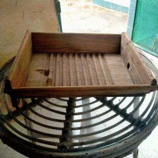 Tabla de lavar antigua / Artesilla de madera