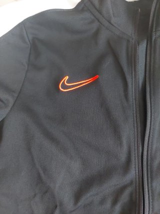 Chaqueta Nike Negra y Blanca.TALA DE 10 A 11 AÑOS