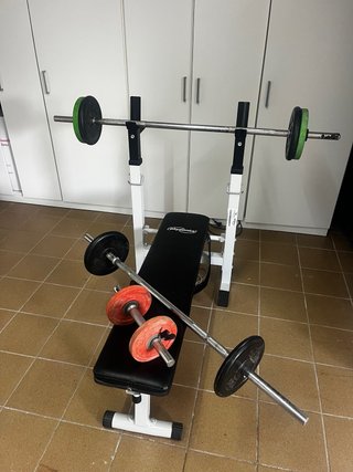 Banco de Musculación con Pesas