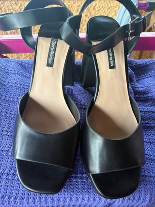 Sandalias de tacón Stradivarius negras