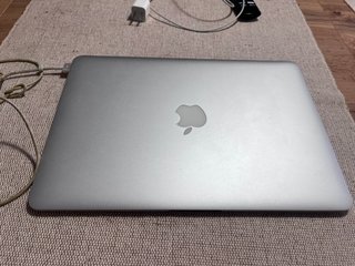 MacBook Air 13” 2015 i5 4GB 128GB SSD + Cargador
