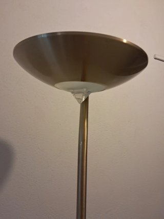Lámpara de pie metálica dorada