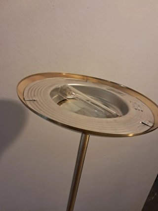 Lámpara de pie metálica dorada