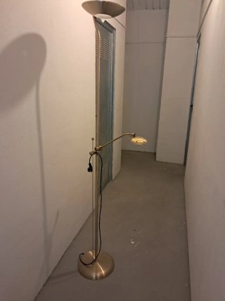 Lámpara de pie metálica dorada