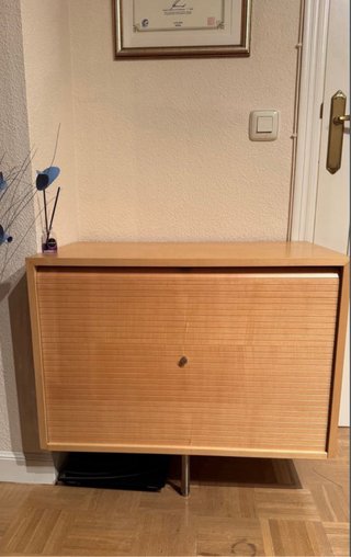 Mueble de Diseño en Madera con Persiana
