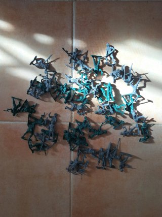 Lotto di 50 vecchi soldatini di plastica