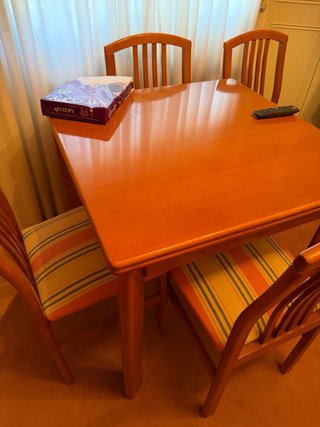 Conjunto de Mesa y 4 Sillas de Madera