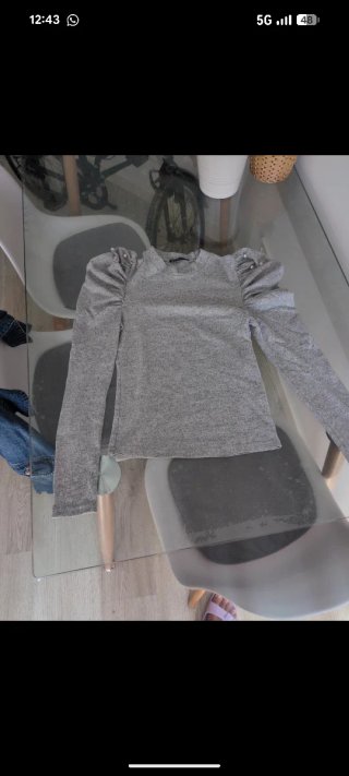 Jersey fino con perlitas en hombros