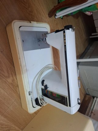 Máquina de coser beige
