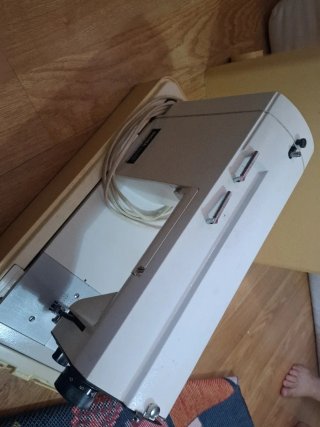 Máquina de coser beige