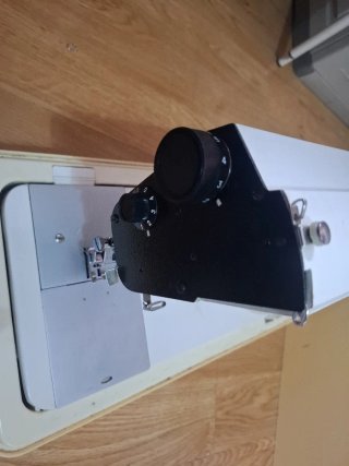 Máquina de coser beige