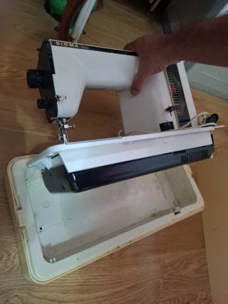 Máquina de coser beige